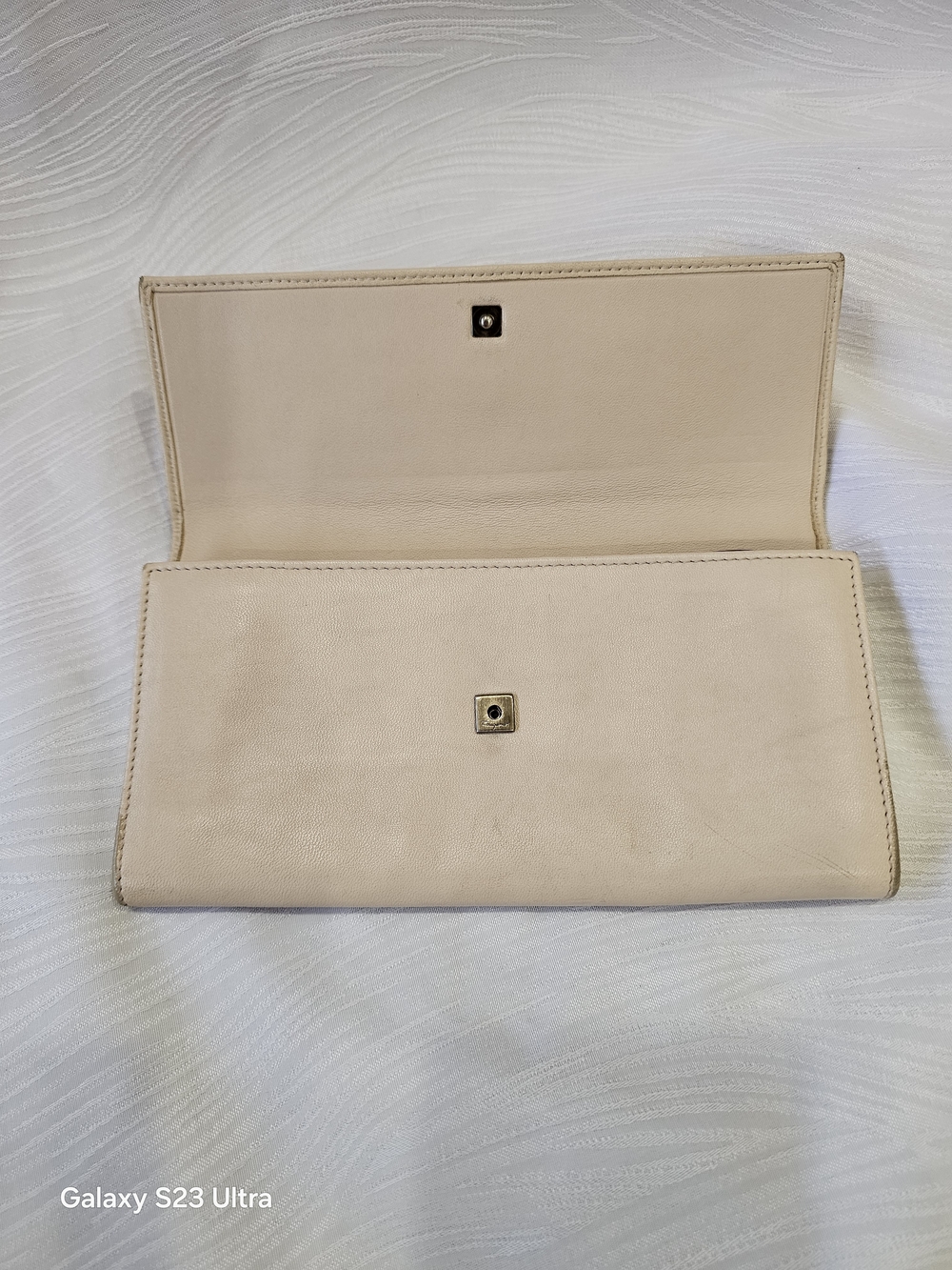 Ferragamo Cream Leather Women's Vera Bow Continental Wallet - Picture 3 of 10